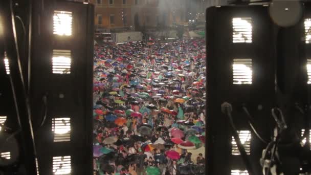 Roma, Italia, 1 mai 2015- Oameni care urmăresc un concert sub ploaie în fața scenei: Roma, 1 mai — Videoclip de stoc