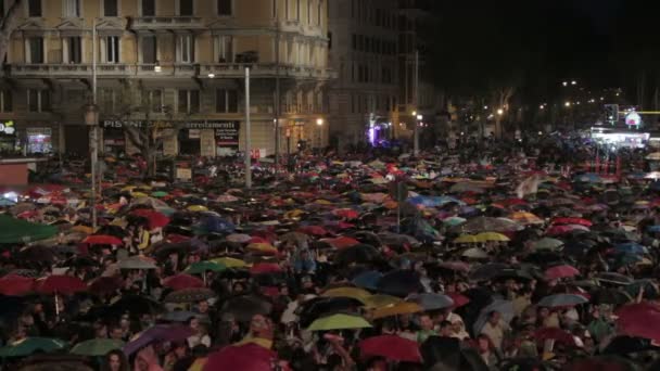 Rome (Italië), mei 1, 2015-mensen kijken naar een concert onder de regen voor het podium: Rome, 1 mei — Stockvideo