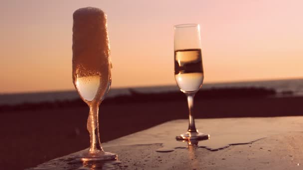 Verser des verres avec du vin blanc mousseux 