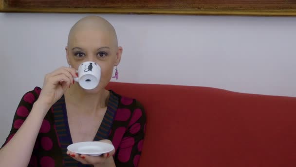 Жінка, що вижила від раку, п'є каву вдома: розслабтеся, життя, впевненість, життєва важливість — стокове відео