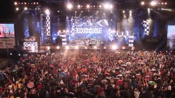 Roma, Itália, maio 1,2015- checando holofotes no palco do concerto de música rock — Vídeo de Stock