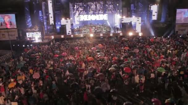 Roma, Italia, 1 de mayo de 2015- Gente viendo un concierto bajo la lluvia frente al escenario: Roma, 1 de mayo — Vídeo de stock