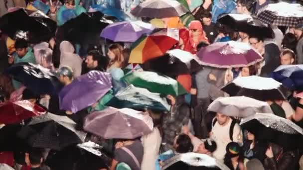 Osób oglądających koncert pod deszcz w Rzymu centrum, tłum, publiczność-Rzym, Włochy, 1 maja, 2015 — Wideo stockowe