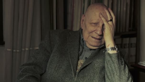 绝望的老人似乎在他的房子里哭泣 — 图库视频影像