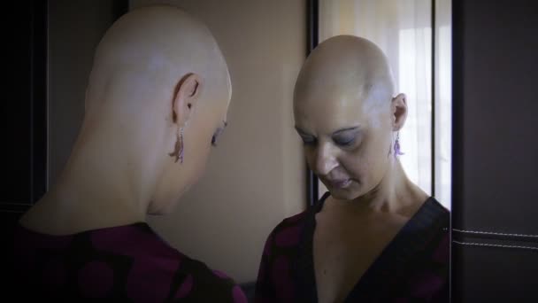 Cancer-drabbade kvinnan ser ut i spegeln: ensamhet, sorg, obehag — Stockvideo