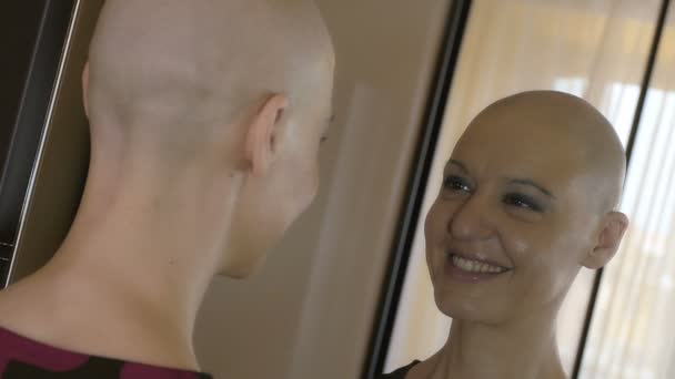 Счастливый выживший после успешной химиотерапии смотрит в зеркало — стоковое видео