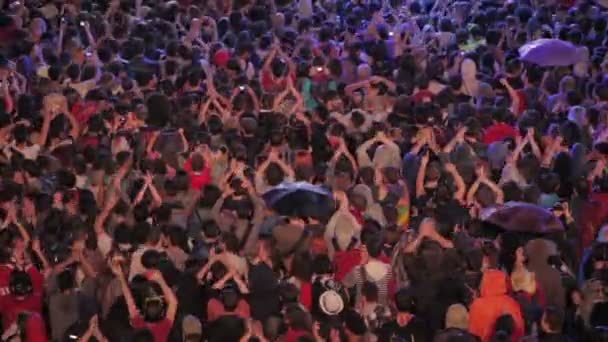 Roma, Italia, 1 de mayo de 2015- Gente viendo un concierto bajo la lluvia frente al escenario: Roma, 1 de mayo — Vídeo de stock