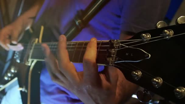 Chitarrista che suona la chitarra elettrica — Video Stock