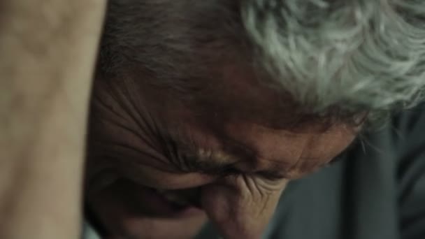 Zdesperowany mężczyzna płacze na ziemi: rozpacz, smutek, depresja, pięści — Wideo stockowe