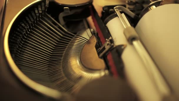 vieille machine à écrire olivetti : mécanisme, papier, écriture, dactylographie, lettres, clés, macro 