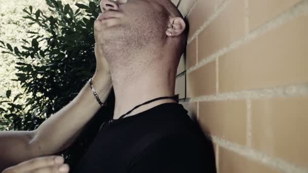 Arga män kämpar mot en vägg: våld, ilska, raseri — Stockvideo