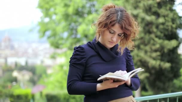 Livre de lecture femme — Video