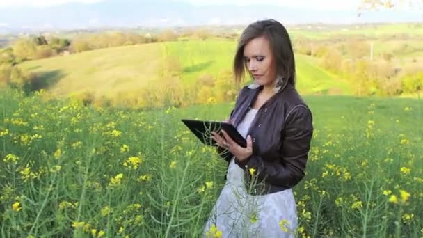 Femme d'affaires avec tablette électronique — Video