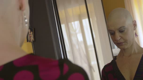 Γυναίκα που πάσχει από καρκίνο στη χημειοθεραπεία που φοράει περούκα: μοναξιά, ο φόβος, — Αρχείο Βίντεο