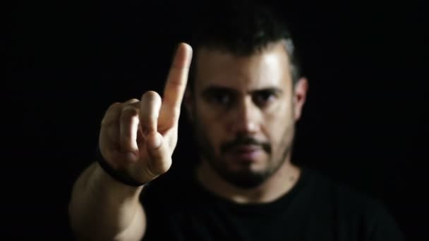 Junger Mann macht Geste der Verleugnung: Zeichen mit dem Finger zum Nein sagen — Stockvideo
