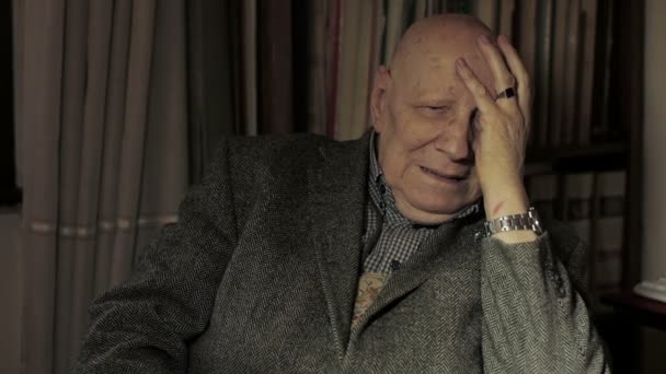 Velho Triste Homem Deprimente Sua Casa — Vídeo de Stock