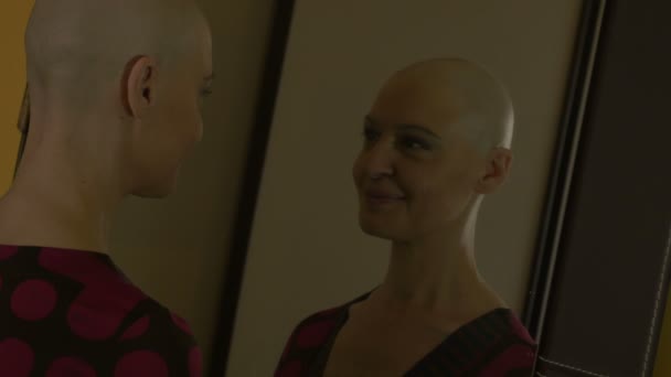 Женщина после химиотерапии у зеркала: улыбка, жизнь, надежда, вера, 4к — стоковое видео