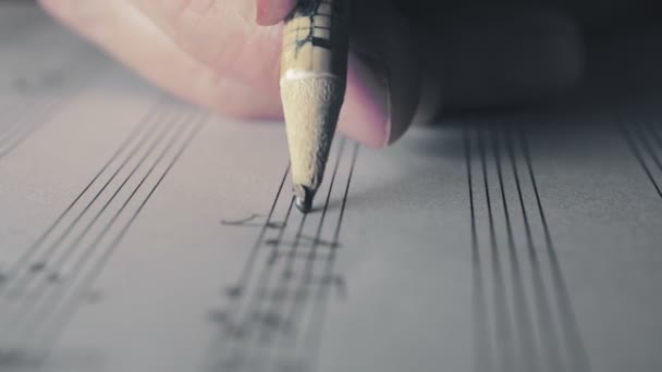 Musikschreiben: Nahaufnahme von Musikern, die mit Bleistift komponieren: Notensystem, Schlüssel — Stockvideo