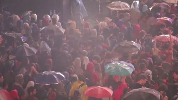 Roma, Italia, 1 de mayo de 2015- Gente viendo un concierto bajo la lluvia frente al escenario: Roma, 1 de mayo — Vídeo de stock