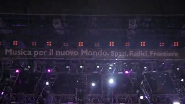 Рим, Италия, 1 мая 2015 - Люди смотрят концерт под дождем перед сценой: Рим, 1 мая — стоковое видео