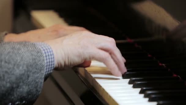 Πιανίστας που παίζει κλασική μουσική — Αρχείο Βίντεο