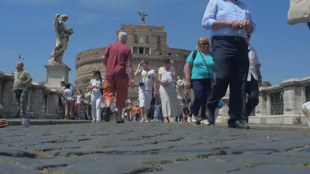 Mensen lopen op Sant Angelo brug — Stockvideo