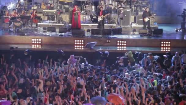 Róma, május 1, 2015-ember nézi a koncert alatt a színpad előtt az eső: Róma, május 1 — Stock videók