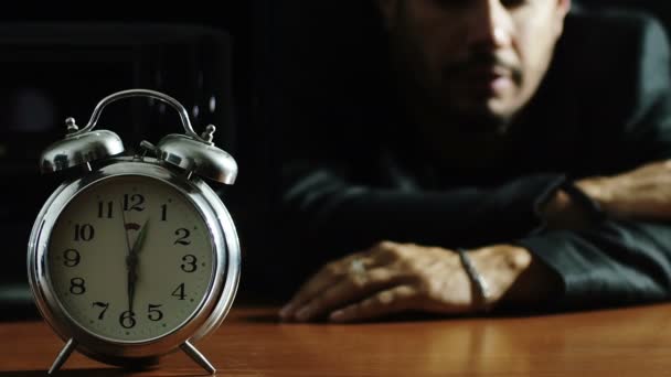 Depressief en moe man valt met het hoofd op de tafel: nacht, eenzaamheid, n — Stockvideo