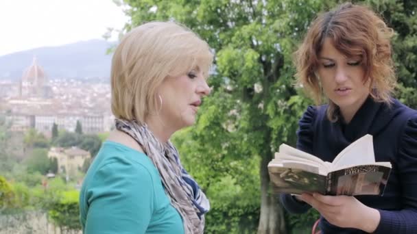 Duas mulheres turísticas lendo guia da cidade e procurando no horizonte: Florença — Vídeo de Stock