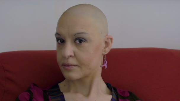 Sobreviviente de cáncer sentado en el sofá: calvo, la soledad, el coraje, la fe, dise — Vídeos de Stock
