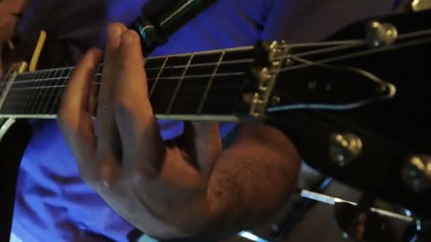 Gitarrist spielt auf der E-Gitarre — Stockvideo