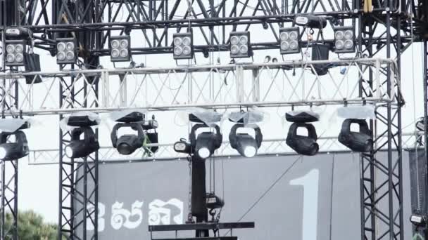 检查在演唱会的舞台上的聚光灯 — 图库视频影像