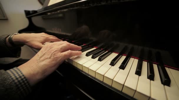 Пианист играет классическую музыку — стоковое видео