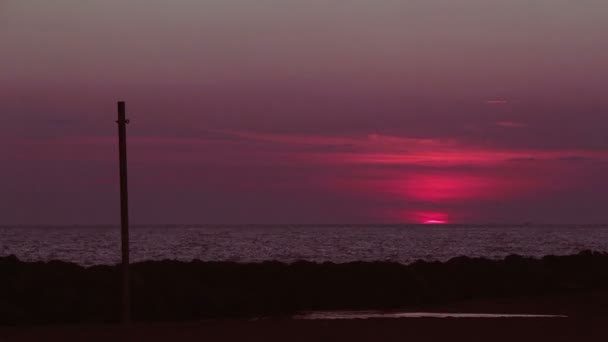 Rode zon naar beneden in de zee — Stockvideo