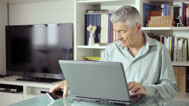 그의 사무실과 사용 휴대 전화에서 컴퓨터를 사용 하 여 아름 다운 사람: 웹, 전화, — 비디오
