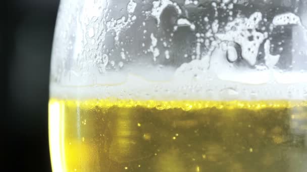 Versare la birra in un bicchiere — Video Stock