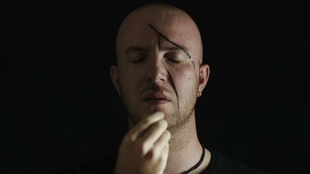Uomo depresso e disperato che fa segni neri sul viso: disturbi mentali — Video Stock