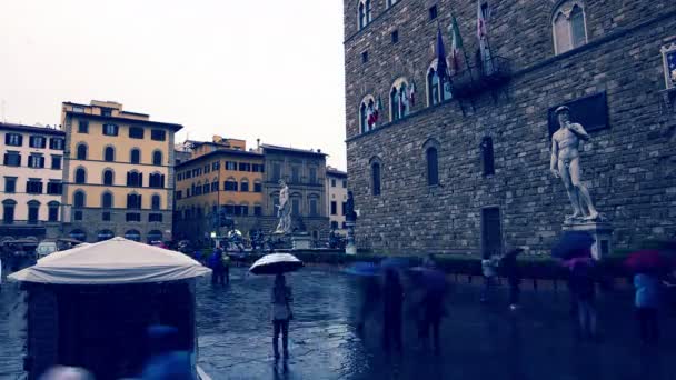 4 k timelapse på piazza della signoria i Florens under regn: Uffizzi museum — Stockvideo