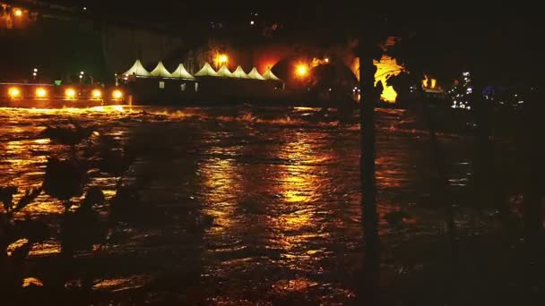 Overstroming van de rivier tijdens de nacht — Stockvideo