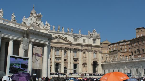 Площадь Святого Петра кастрюля с фонтаном. Slowmotion- Rome, Italy, 12 May, 2015 — стоковое видео