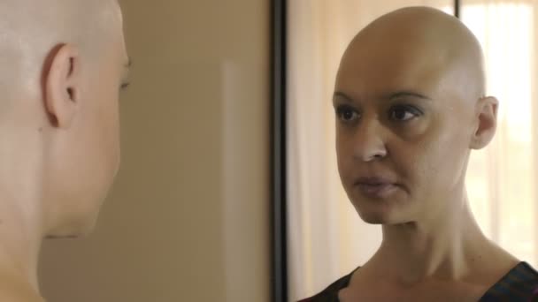 Smutná žena trpící rakovinou na zrcadlo myšlení: osamělost, strach — Stock video