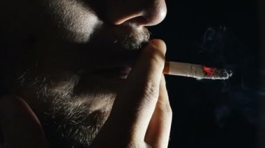 bir genç adam karanlıkta Sigara İçilmeyen closeup portresi: yalnız, üzgün