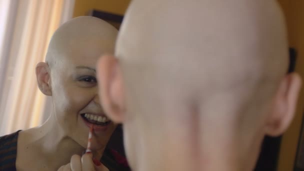 Šťastná žena rakovina survivor po úspěšné chemoterapii použití make-up — Stock video