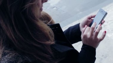 genç güzel kadın sms cep telefonunuza yazıyor.