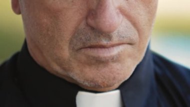 Siyah bir gömlek giymiş eski papaz