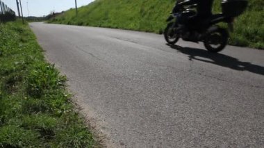 Motosiklet süren adam.