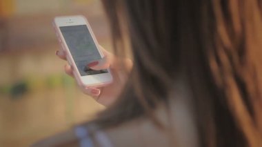 Cep telefonu kullanan kadın