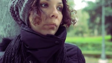 Endişeli yüzlü beyaz kadın