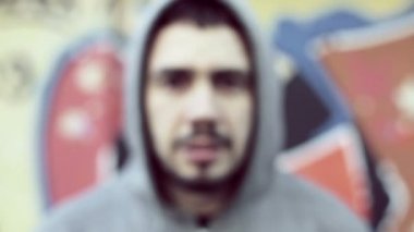 duvarın önünde duran bir adam