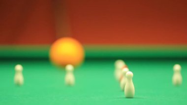 9-pin Bilardo oynayan insanlar